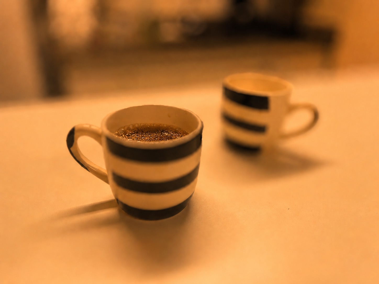 Duas xícaras de café sobre uma mesa