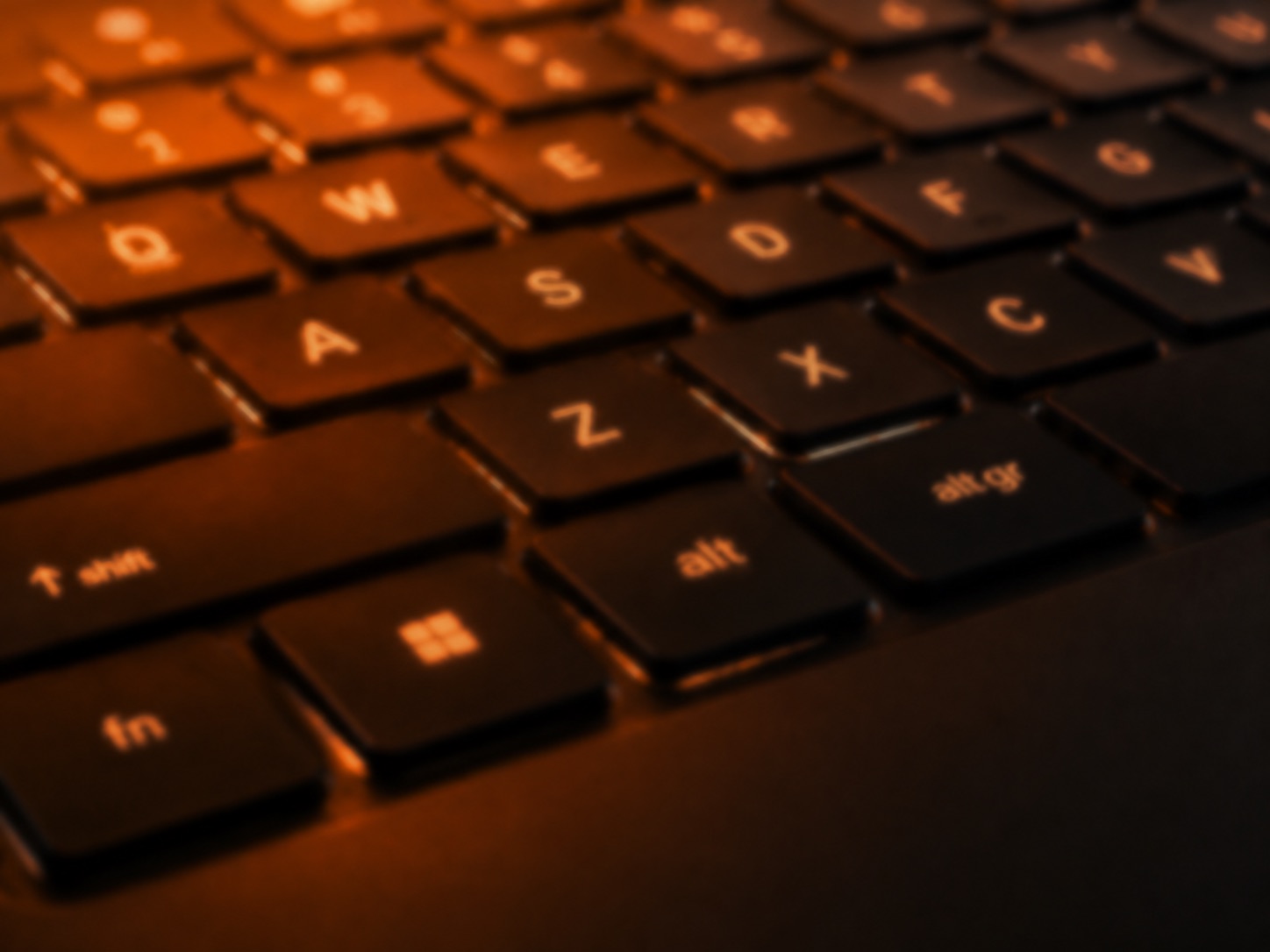 Teclado de computador iluminado em laranja