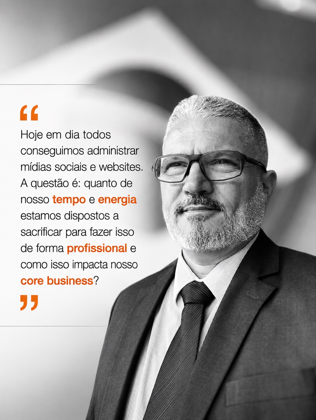 Luiz Medeiros, fundador da LM estratégias, ao lado da citação: hoje em dia todos conseguimos administrar mídias sociais e websites. A questão é: quanto do nosso tempo e energia estamos dispostos a sacrificar para fazer isso de forma profissional e como isso impacta nosso core business?